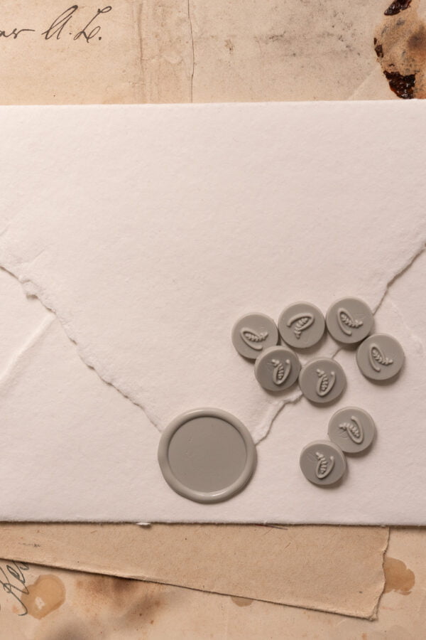 LIGHT GREY SEALING WAX BEADS